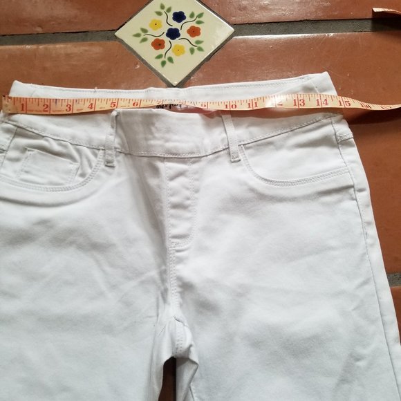 SUKO Mid Rise Pull On Stretch White Denim Capris - Picture 8 of 10